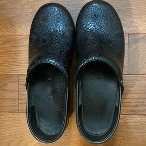Dansko size 37 mules